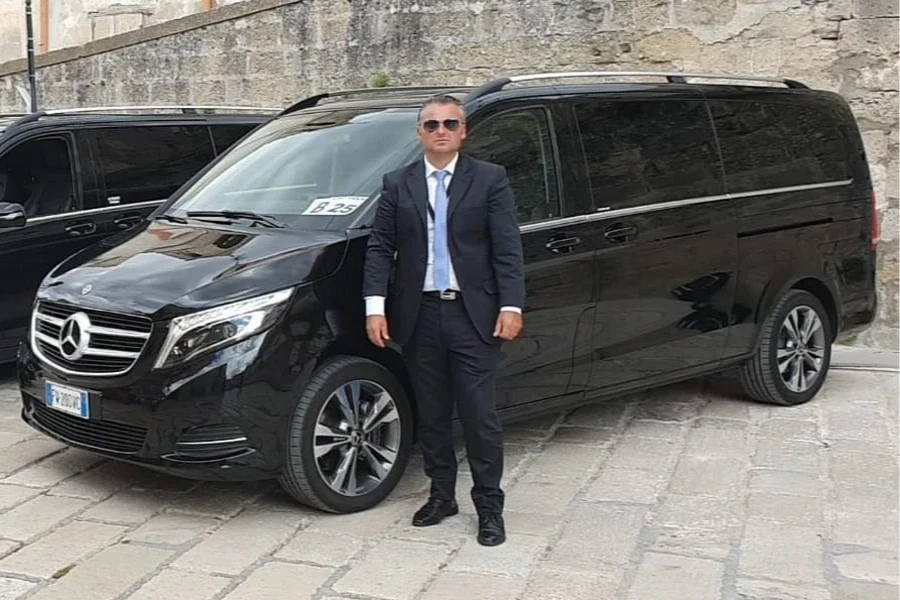 Antonio, autista e titolare, con la Mercedes Classe V appena rinnovata